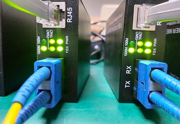 光纤收发器指示灯解读与故障快速判定指南
